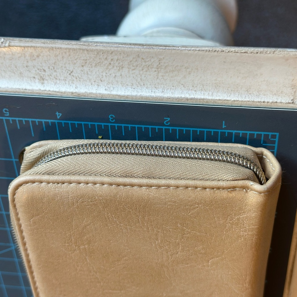 BEIS Cream Textured Key & Card Holder - Picture 3 of 10